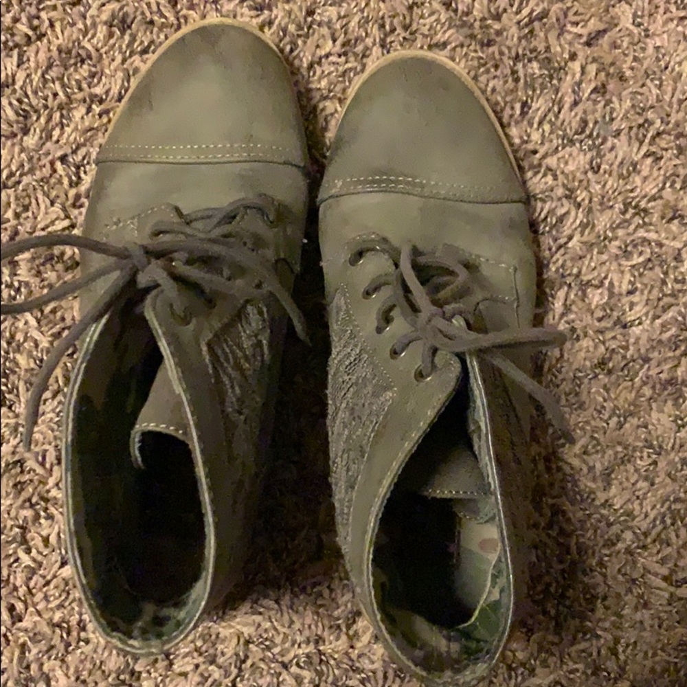 Boots w flower detail on side